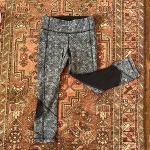 Lululemon Crop with Mesh 🖤🤍